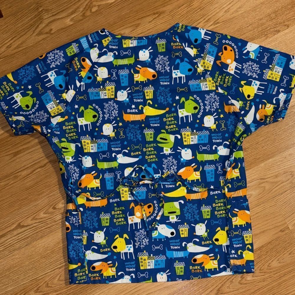 BUTTER - SOFT DOG PRINT SCRUB TOP - Picture 3 of 4